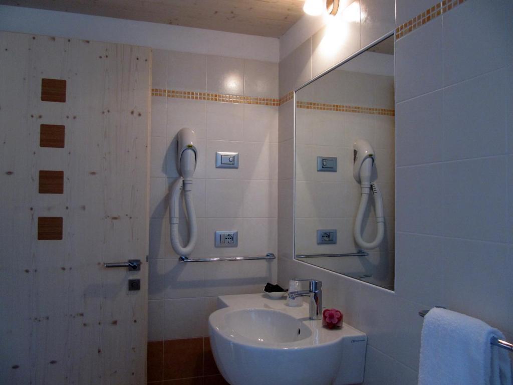 Affittacamere Famiglia Ceschini Tesero Chambre photo